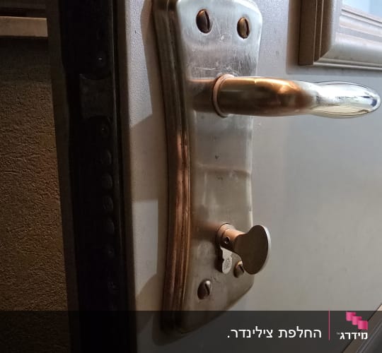 ידית דלת מתכת עם מנעול ומפתח